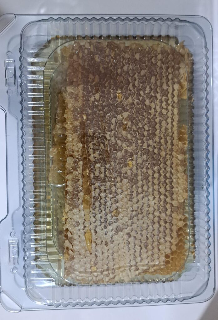 Miel en panal una delicia en el paladar solo para conocedores y paladares exigentes.